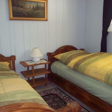 The Cozy Cubbyhole B&B 100 Mile House 외부 사진