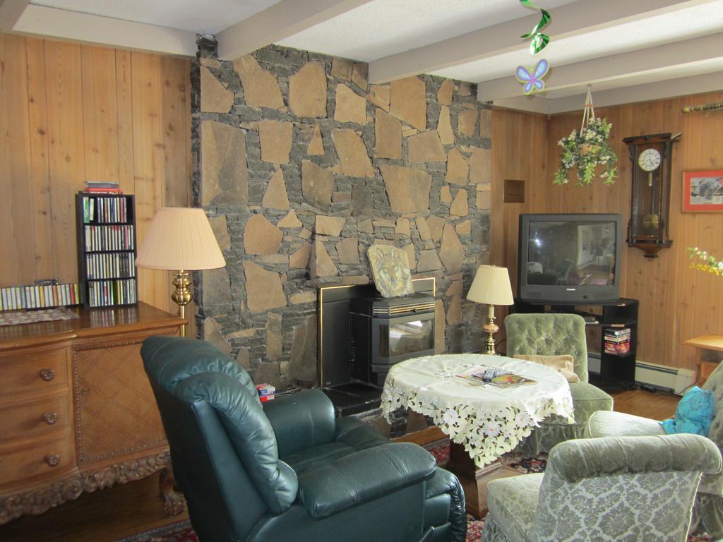 The Cozy Cubbyhole B&B 100 Mile House 외부 사진