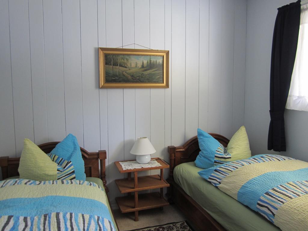 The Cozy Cubbyhole B&B 100 Mile House 객실 사진