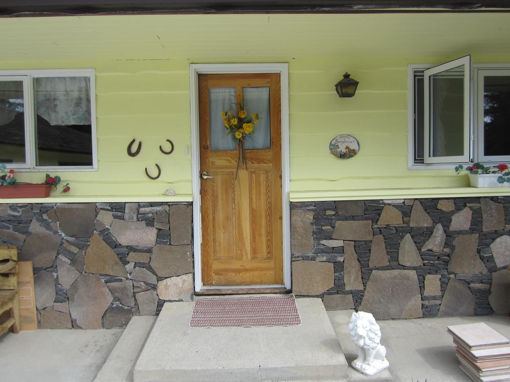 The Cozy Cubbyhole B&B 100 Mile House 외부 사진