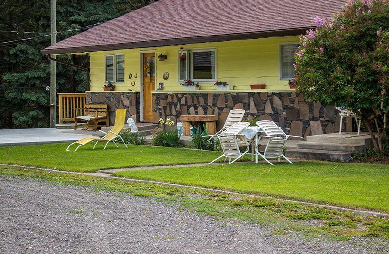 The Cozy Cubbyhole B&B 100 Mile House 외부 사진