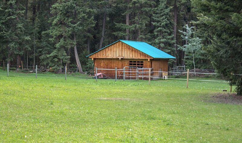 The Cozy Cubbyhole B&B 100 Mile House 외부 사진